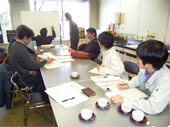 組合設立に向けた話し合いの様子。右端（筆者）と２人目が普及指導員