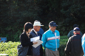 作業に立ち会う片山会長（中）、森田（株）南九州クボタ副社長（右）
