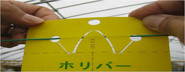 スリットが入った有色粘着板